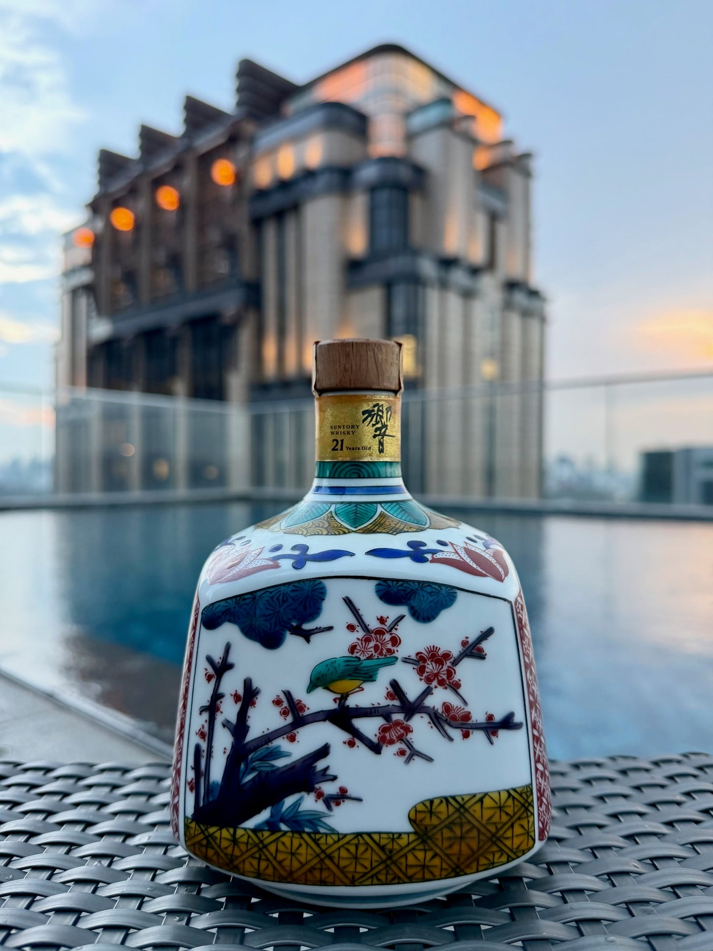 Hibiki 21 Years Old – Arita Kutani Ceramic Decanter (2002)